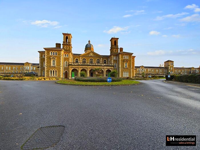 2 Bedroom Flat To Rent In Royal Drive, Princess Park Manor East Wing Royal Drive, N11