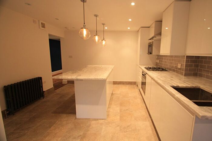 3 Bedroom Flat To Rent In Boscombe Road, Wimbledon, SW19