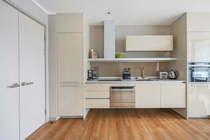 2 Bedroom Flat To Rent In Lower Thames Street, City, London, EC3R