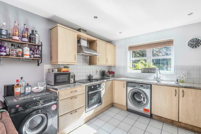 2 Bedroom Apartment To Rent In Newbury, Berkshire, RG14