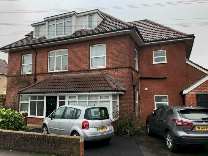 Studio To Rent In Bedroom Top Floor Studio In Bournemouth, BH8