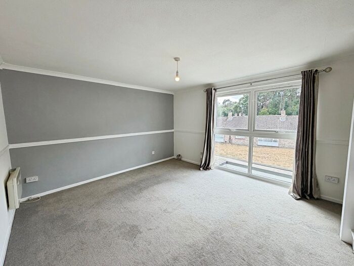 2 Bedroom Flat To Rent In Thornhill, Bracknell, RG12