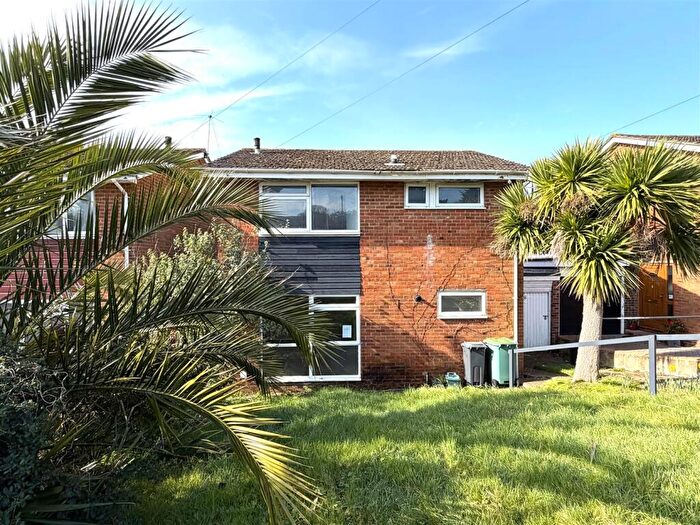 3 Bedroom Detached House For Sale In Sylvan Avenue, East Cowes, PO32