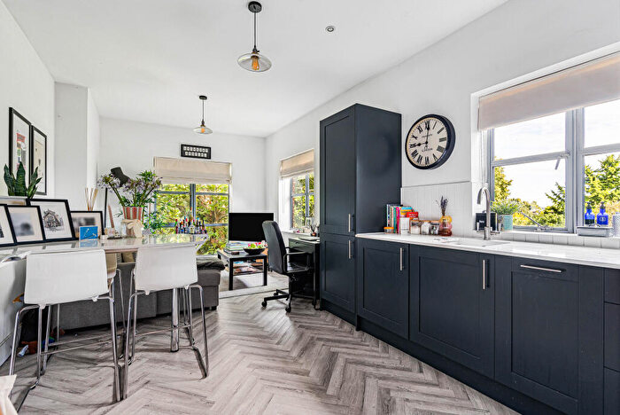 2 Bedroom Flat For Sale In Paynes Park, Hitchin, SG5