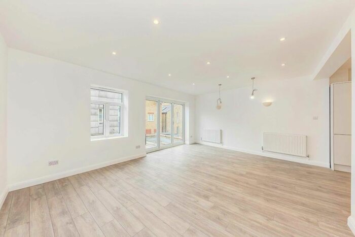 2 Bedroom Flat To Rent In Woodland Grove, London, SE10