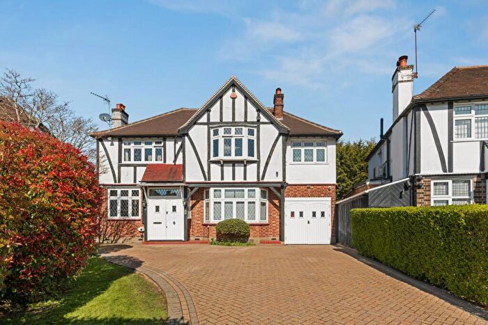 5 Bedroom Detached House For Sale In Oakleigh Gardens, Edgware, HA8