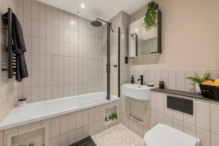 3 Bedroom Flat To Rent In Edgware Road, London, NW2