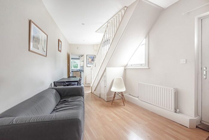 1 Bedroom Detached House To Rent In Garratt Lane, Earlsfield, London, SW18