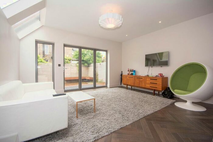 3 Bedroom Flat To Rent In Lindrop Street, London, SW6