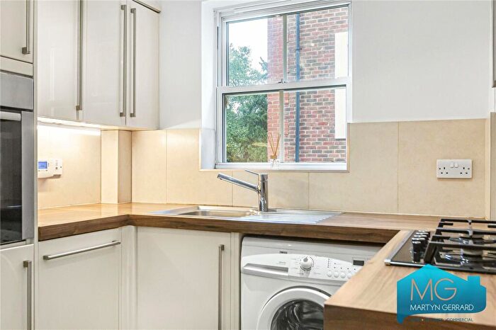 1 Bedroom Apartment For Sale In Cavendish House, Woodside Grange Road, N12