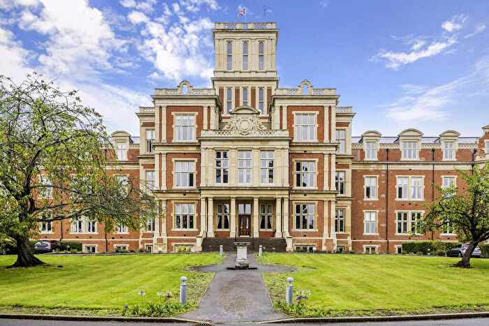 1 Bedroom Apartment To Rent In Victoria Court, RH1