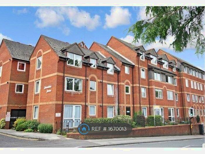 1 Bedroom Flat To Rent In Homelake House, Parkstone, Poole, BH14