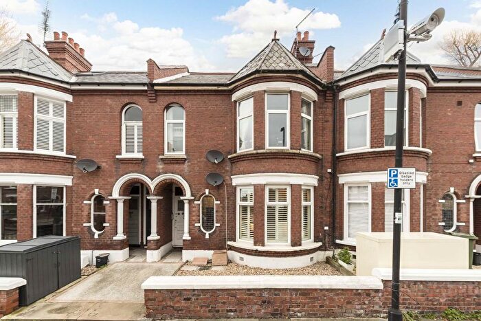 2 Bedroom Flat To Rent In Burnbury Road, London, SW12