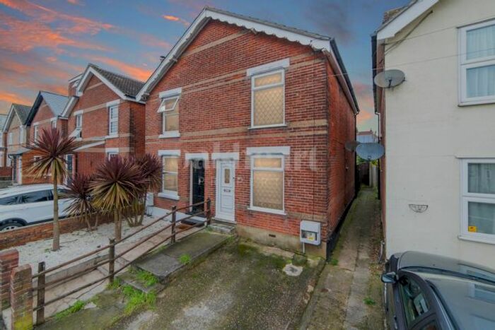 3 Bedroom Semi-Detached House To Rent In Harwich Road, Colchester, CO4