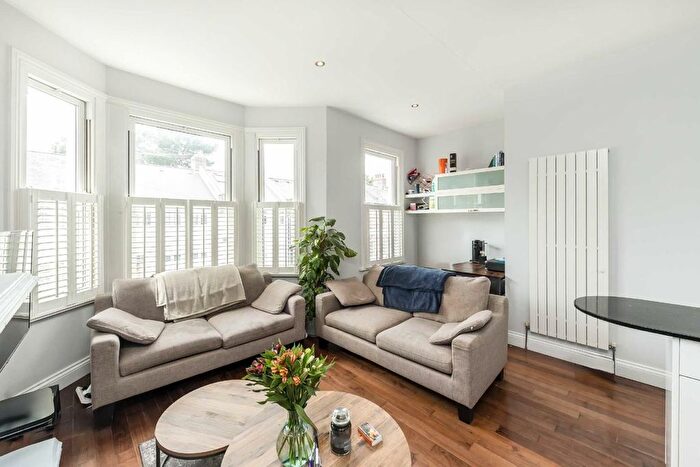 2 Bedroom Flat To Rent In Littlebury Road, London, SW4