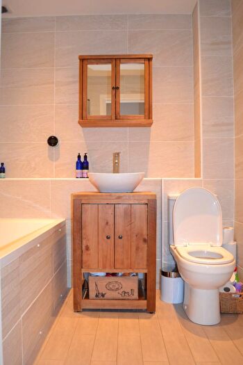 1 Bedroom Flat To Rent In Chalford S Northcroft, Wooburn Green, High Wycombe, Buckinghamshire, HP10