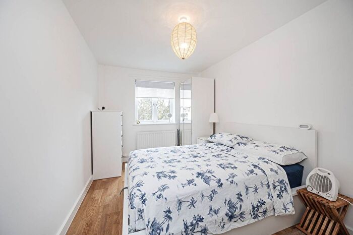 1 Bedroom Flat To Rent In Wodeham Gardens, Tower Hamlets, London, E1