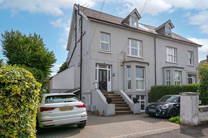 2 Bedroom Flat For Sale In Warren Road, Reigate, RH2