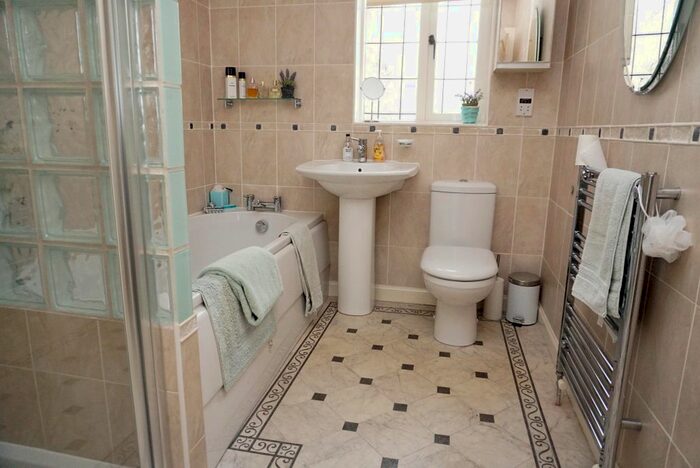 3 Bedroom Detached Bungalow For Sale In Dunrobin Crescent, Stewartfield, East Kilbride G74