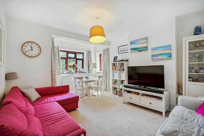 3 Bedroom Flat To Rent In Poynders Gardens, London, SW4