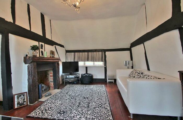 2 Bedroom Flat To Rent In Chobham, GU24