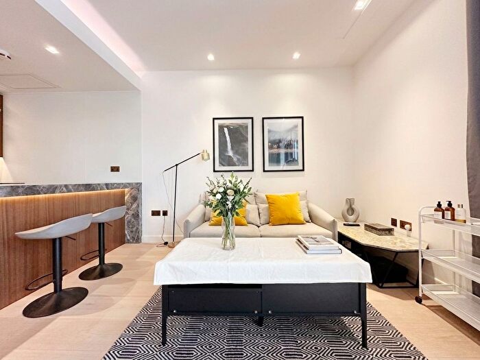 1 Bedroom Flat For Sale In Lincoln Square, Holborn, WC2A
