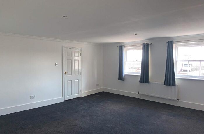 2 Bedroom Apartment To Rent In High Street, Rochester, Kent, ME1