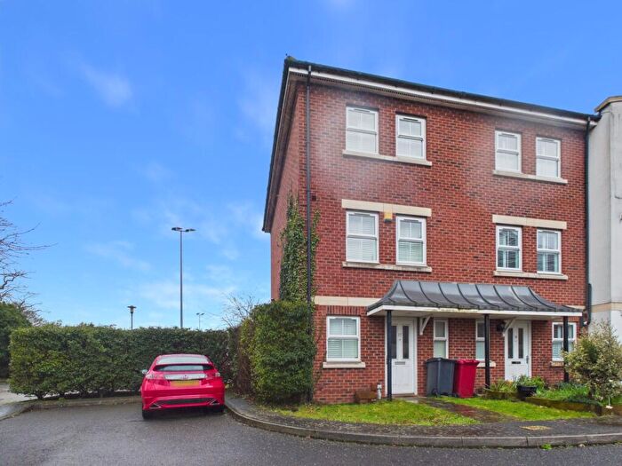 5 Bedroom End Of Terrace House For Sale In Tobermory Close, Langley, Berkshire, SL3
