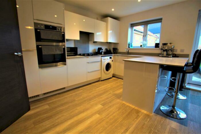 3 Bedroom Detached House To Rent In West End, GU24