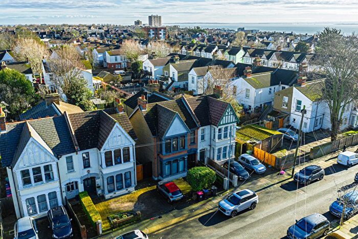 3 Bedroom Flat To Rent In Valkyrie Road, Westcliff-On-Sea, SS0