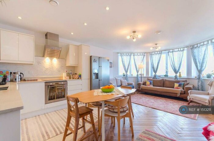 2 Bedroom Flat To Rent In Leben Court, Sutton, SM1