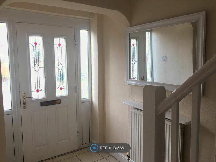 3 Bedroom Semi-Detached House To Rent In Auckland Road, Potters Bar EN6