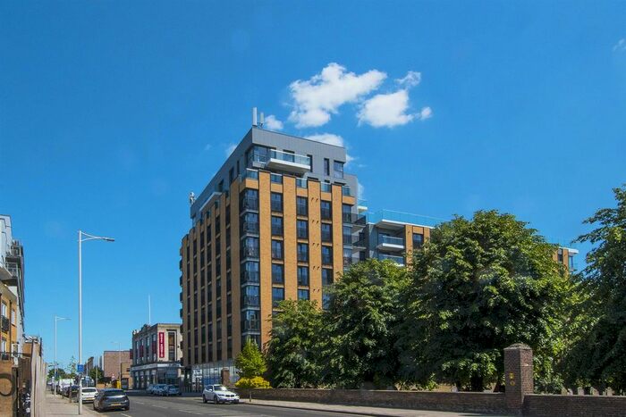 3 Bedroom Flat To Rent In High Road, Ilford, IG1