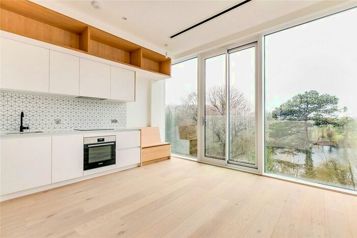 1 Bedroom Flat To Rent In Great West Road, Brentford, TW8