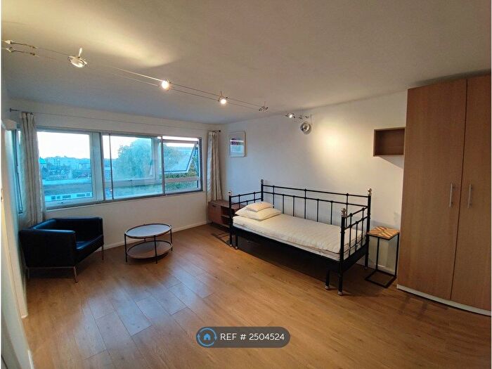 Studio To Rent In Park House, London, N4