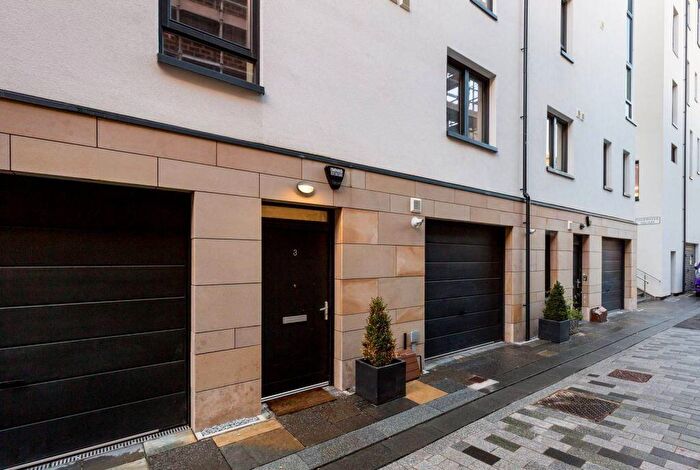 2 Bedroom Triplex For Sale In Shoemakers Close, Edinburgh, EH8