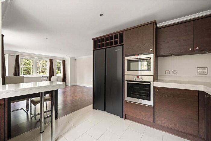 2 Bedroom Flat To Rent In Portsmouth Road, Esher, Surrey, KT10