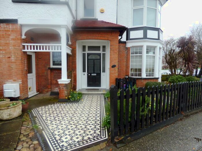 1 Bedroom Detached House To Rent In Crowstone Avenue Westcliff-On-Sea Essex, SS0