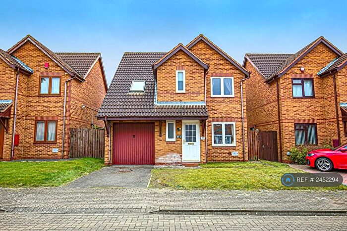 4 Bedroom Detached House To Rent In Champflower, Furzton, Milton Keynes, MK4