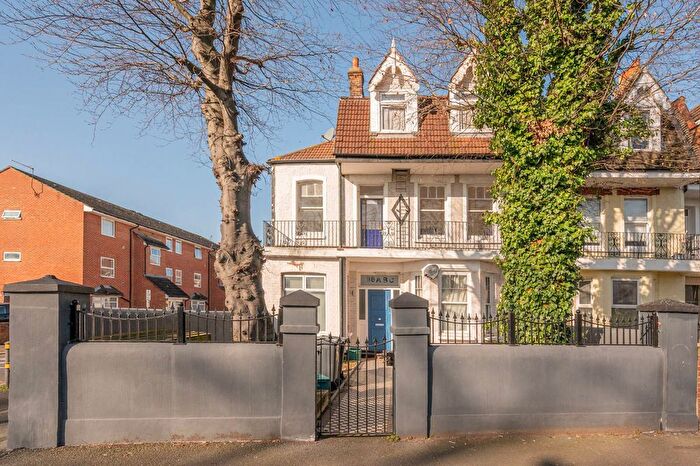 3 Bedroom Flat To Rent In London Road, Tooting, Mitcham, CR4