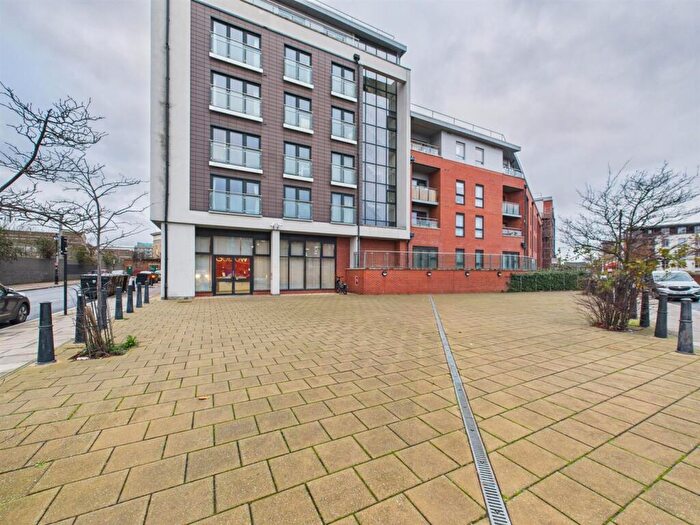 1 Bedroom Apartment For Sale In Windsor Court, Mostyn Grove, Bow, E3