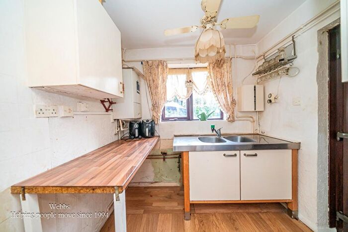 3 Bedroom Semi-detached House For Sale In Acorn Road, Wolverhampton, WV11