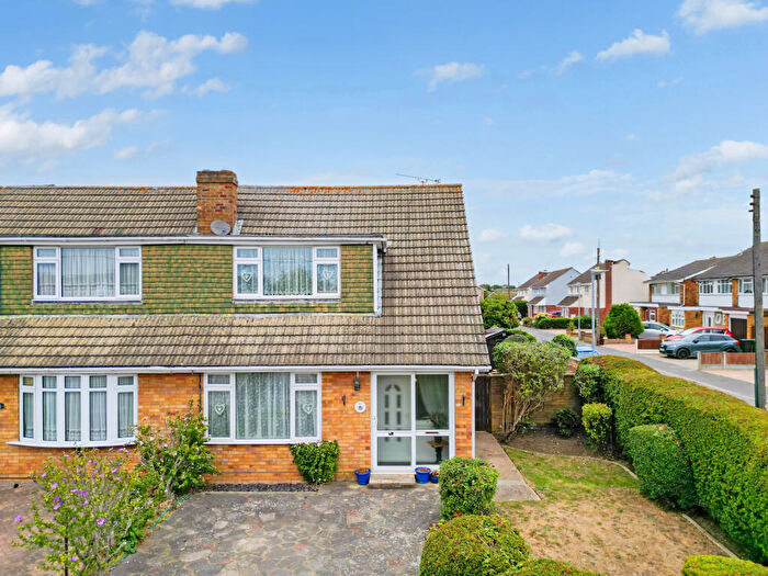 3 Bedroom Semi-Detached House For Sale In Bromfords Drive, Wickford, SS12