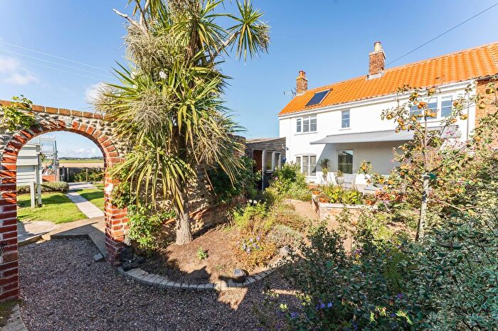 3 Bedroom Semi-Detached House For Sale In Coast Road, Walcott, NR12