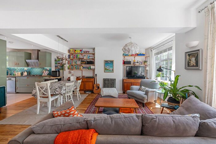 3 Bedroom Flat For Sale In Fieldview, Earlsfield, SW18