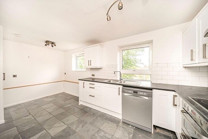 3 Bedroom Flat To Rent In Union Road, Clapham, SW4