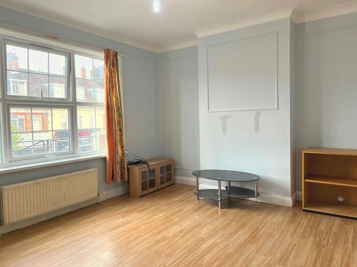4 Bedroom Maisonette To Rent In Promenade, Edgware, HA8