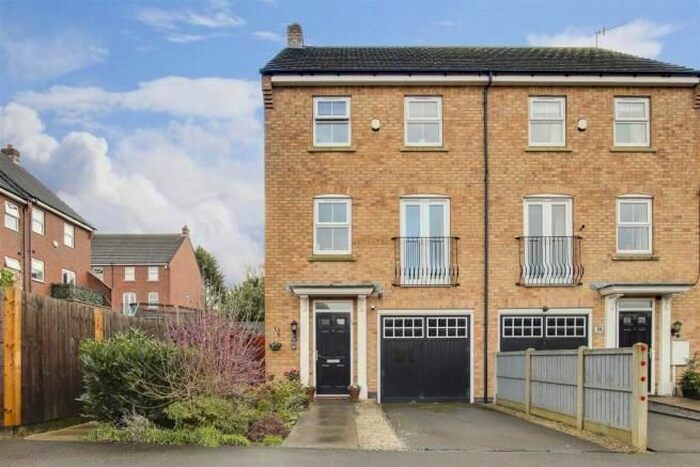 3 Bedroom Town House To Rent In Langdon Close, Nottingham, NG5