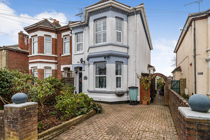 6 Bedroom Semi-Detached House For Sale In Westridge Road, Southampton, Hampshire, SO17