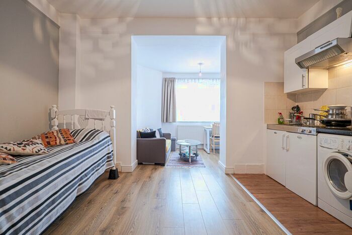 Studio To Rent In Cromwell Road, Earls Court, London, SW5